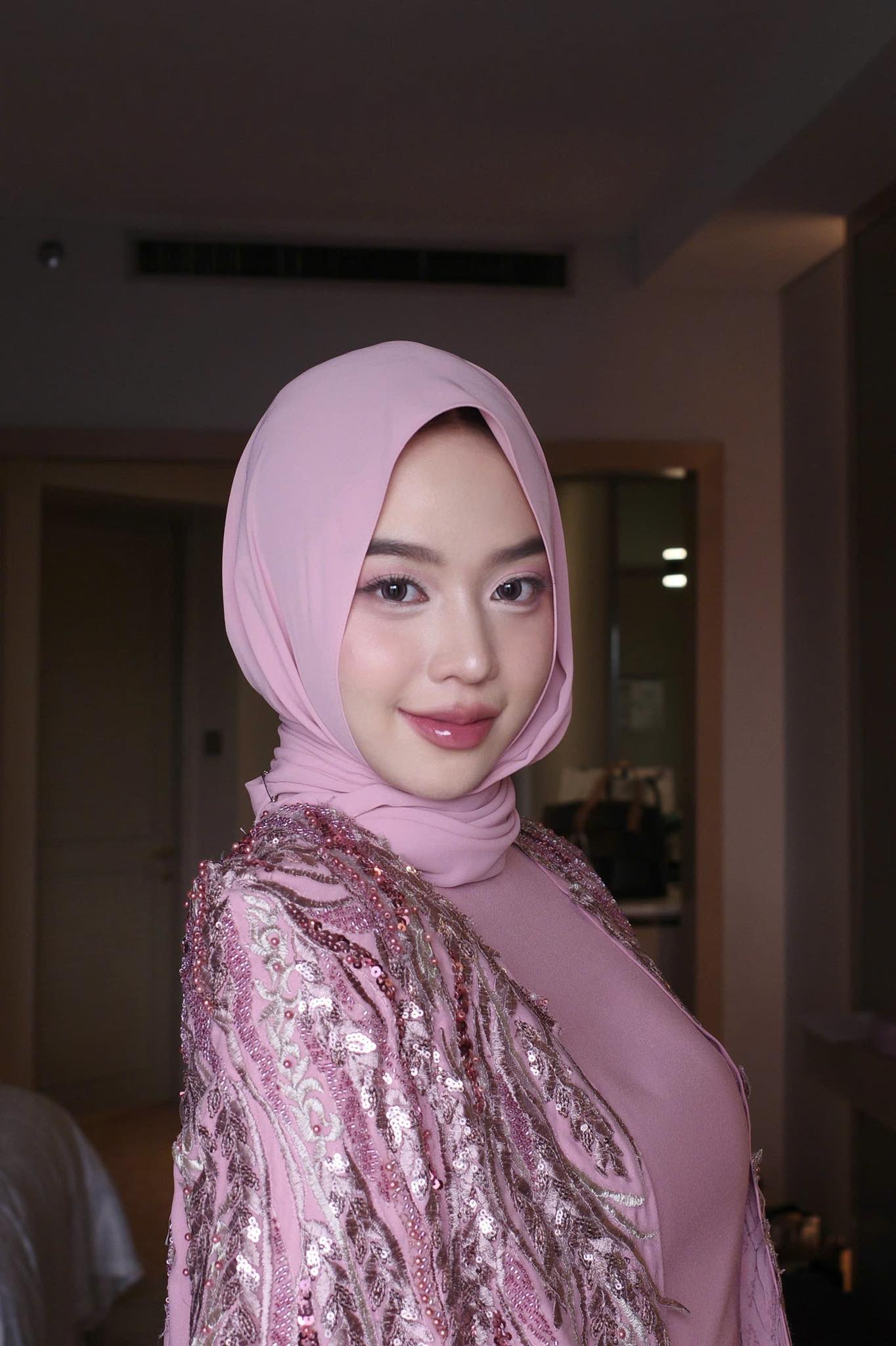 Abaya màu hồng pastel
