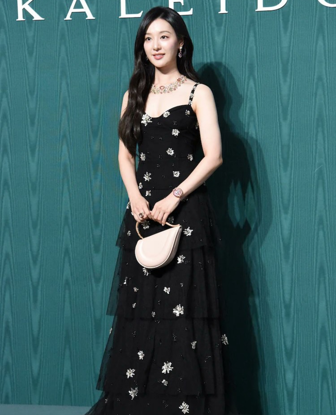Kim Ji Won tỏa ra sức hút của một quý cô hiện đại