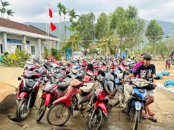 Lan tỏa yêu thương từ những người không bị lũ cuốn