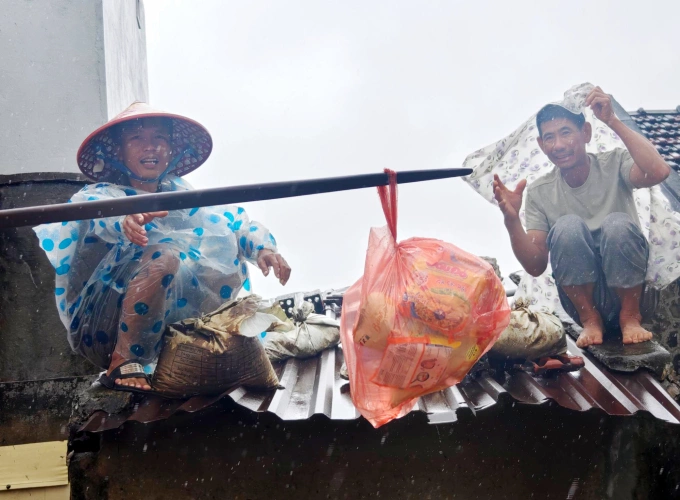 Giữa mênh mông nước dữ, tình người là ánh sáng