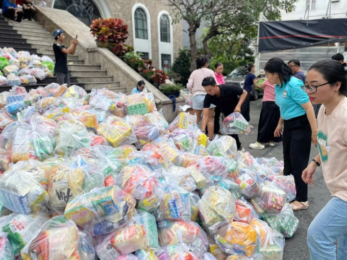 Khi bão lũ ập đến, tình người lập tức thức dậy