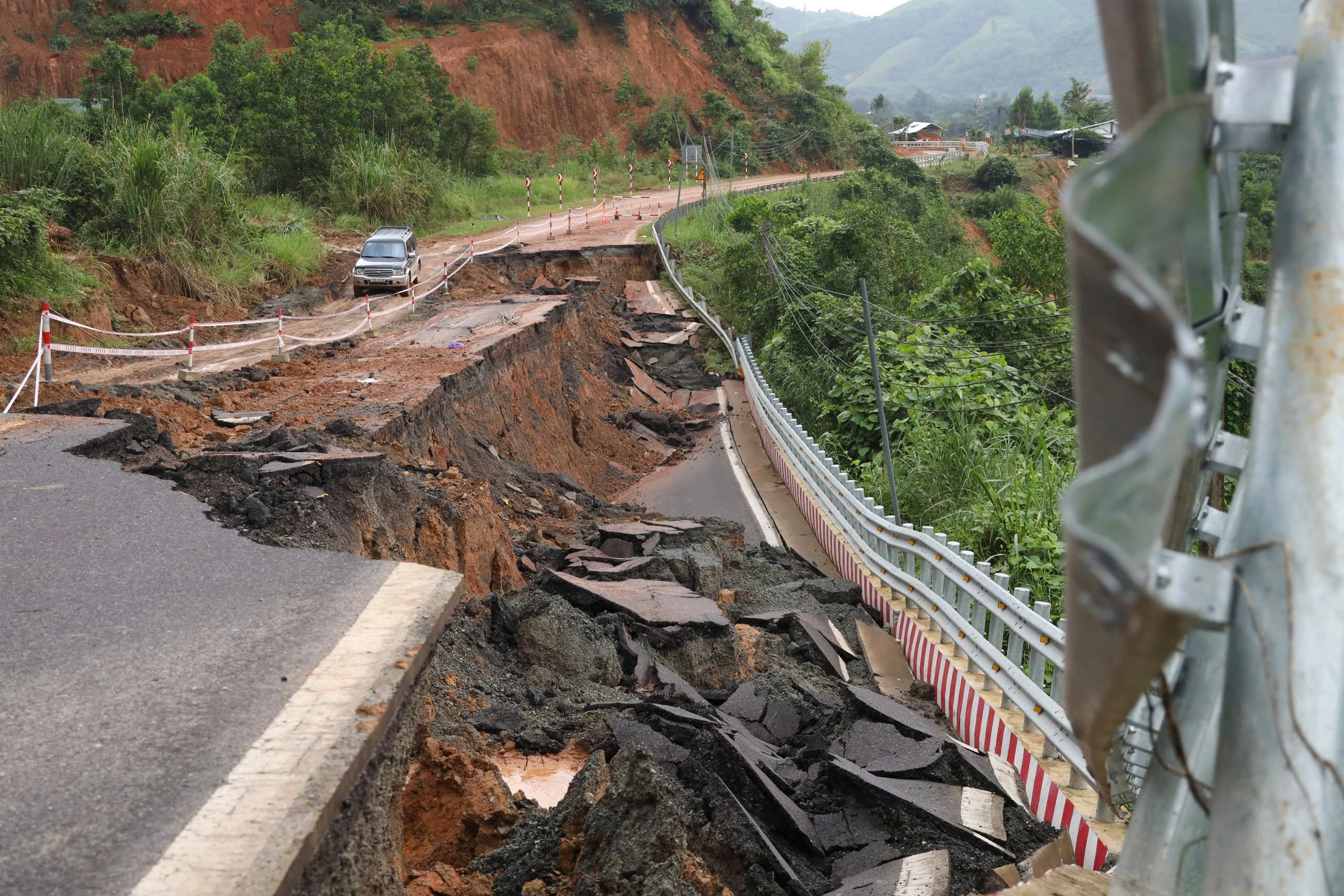 Giao thông tê liệt, đèo phong tỏa hoàn toàn