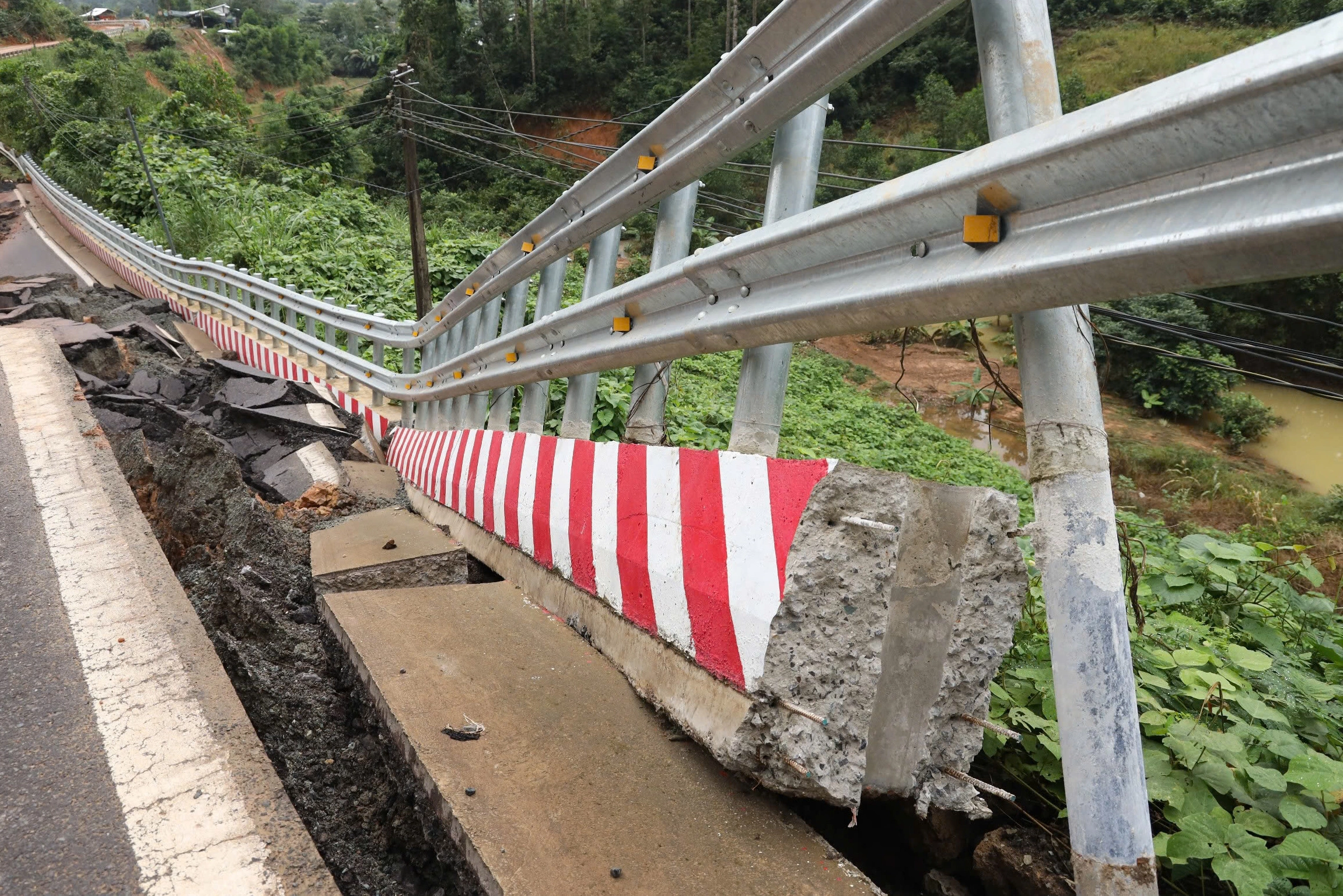 Nguy cơ gia tăng khi bão số 15 tiến gần