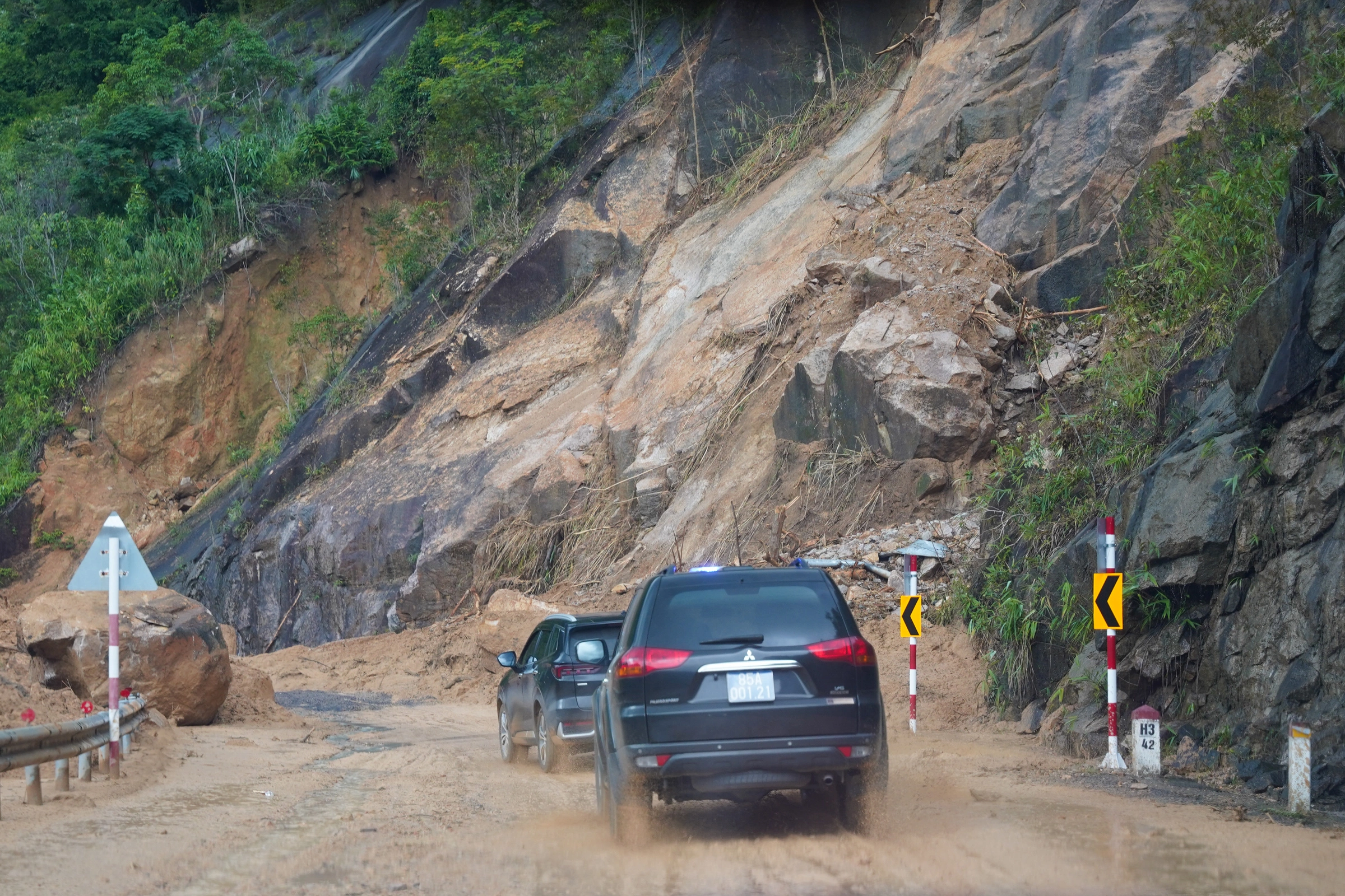 Đèo bị xé toạc sau chuỗi sạt lở liên tiếp