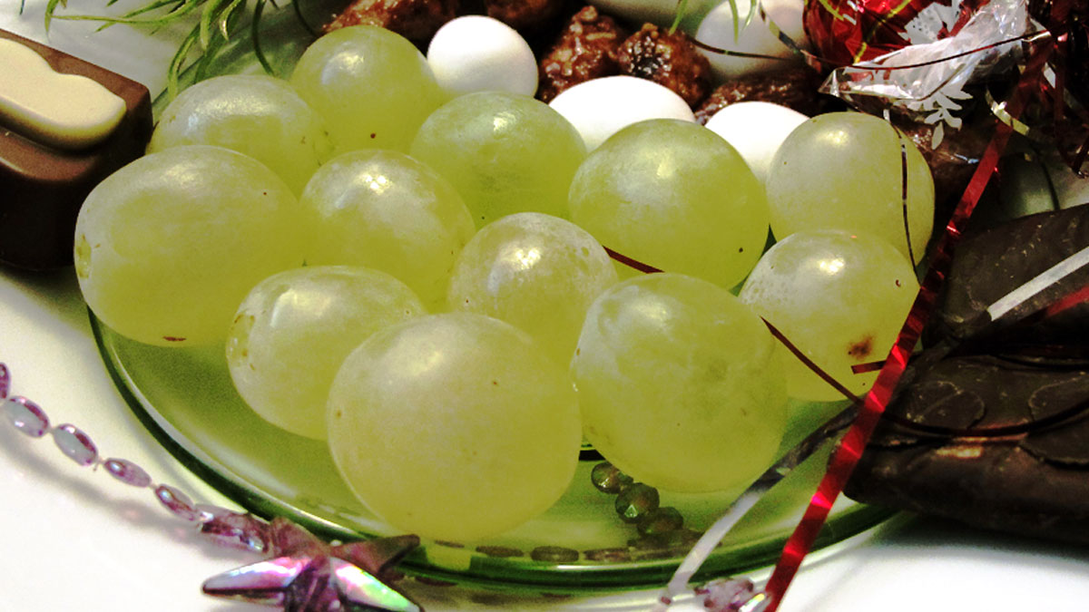 Ý nghĩa của việc ăn 12 trái nho vào giao thừa