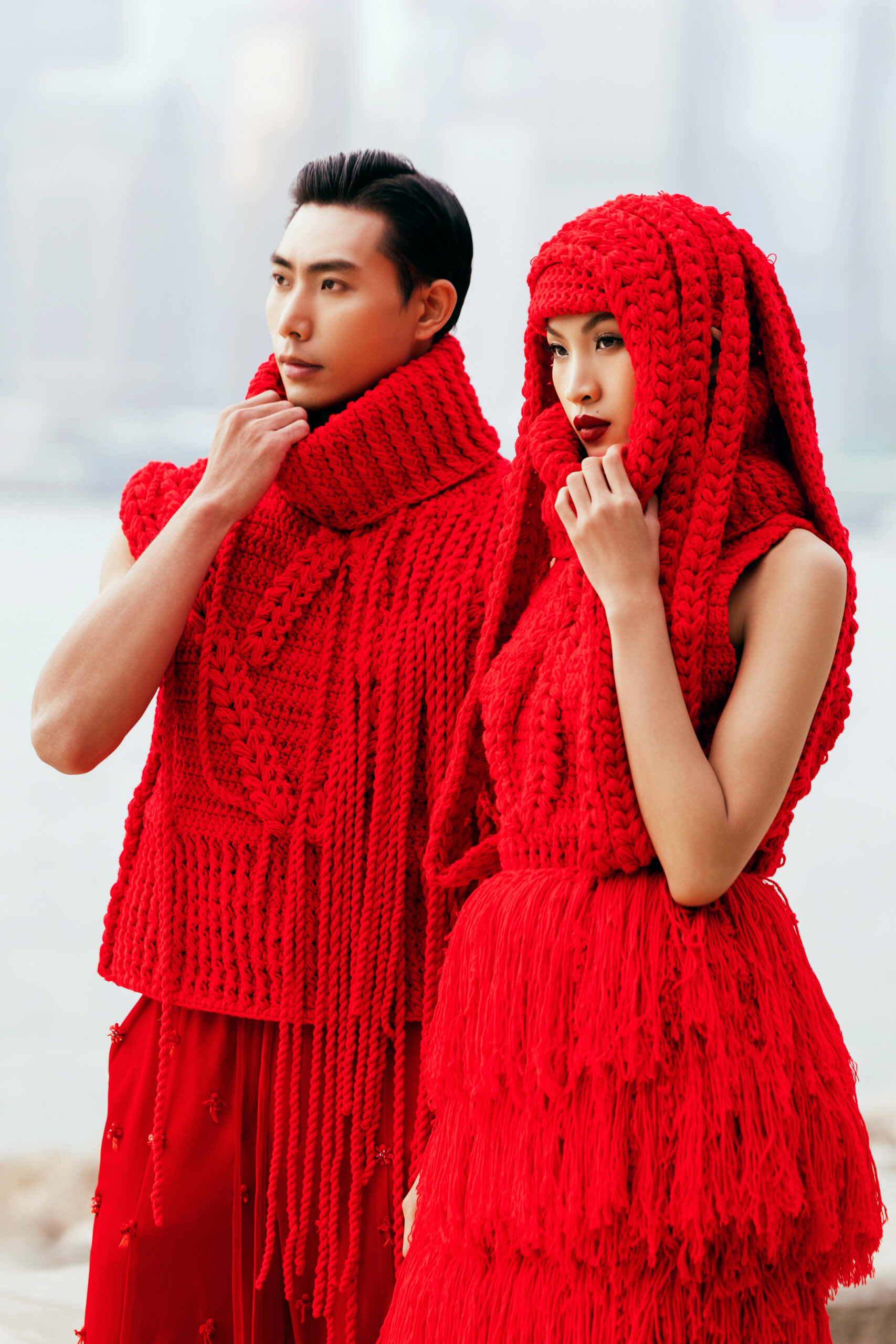 Người mẫu Huỳnh Tú Anh và Hữu Long mở màn với trang phục len xếp tầng