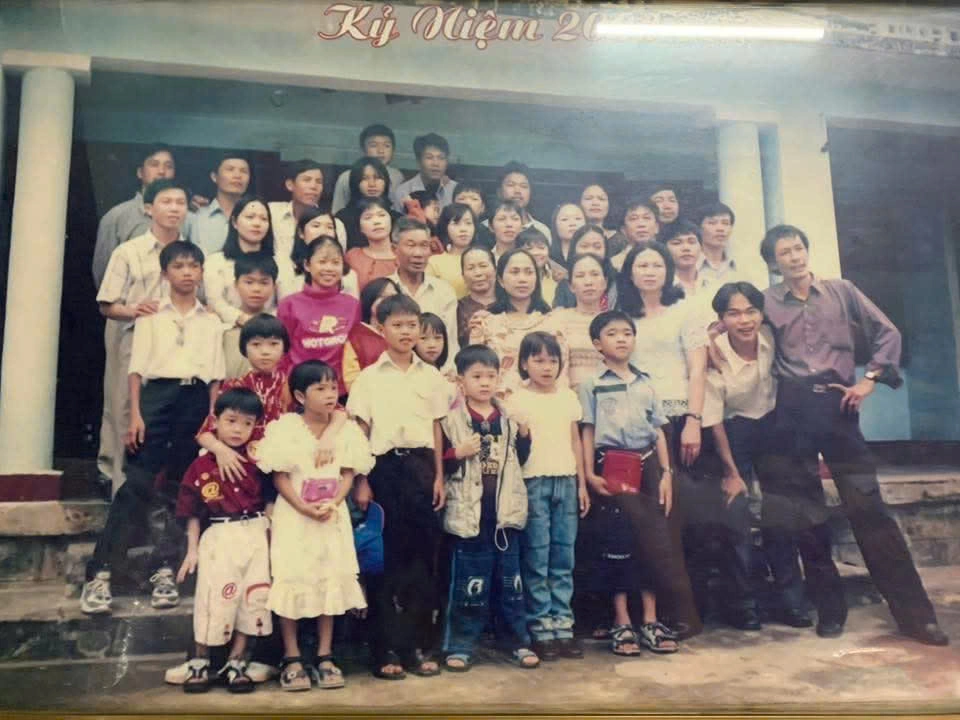 Bức ảnh chụp vào Mùng 1 Tết năm 2003 của gia đình anh Thắng