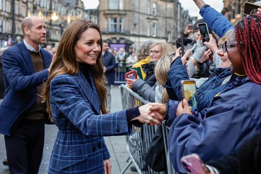 Vương phi Kate Middleton và Hoàng tử William đến thăm xưởng dệt Radical Weavers ở Stirling, Scotland.