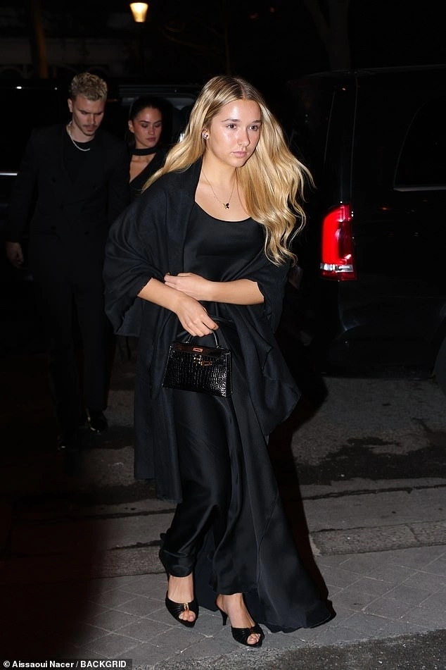 Harper phối đầm satin với áo khoác dáng dài và dép cao gót kiểu thập niên 1990.