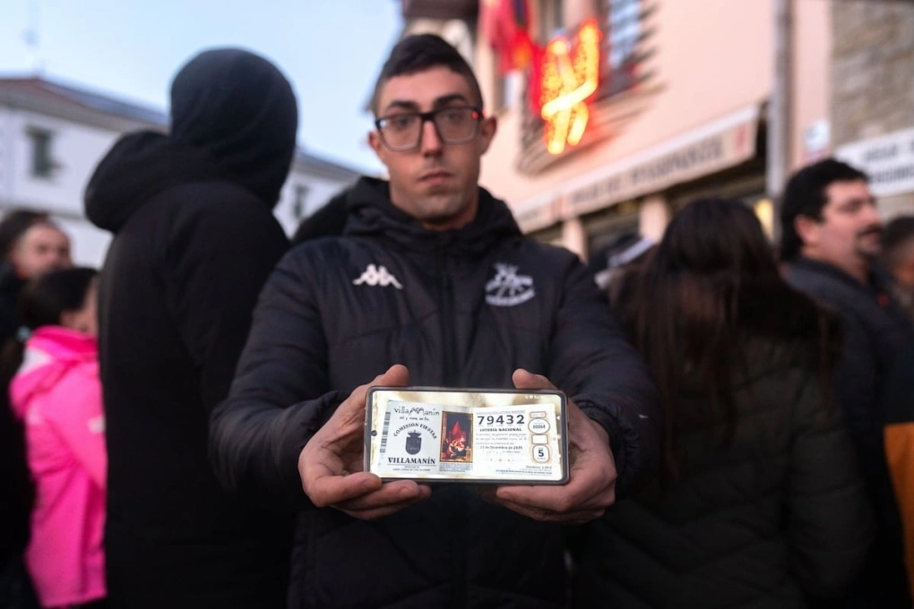 Một người dân làng khoe tờ vé số trúng độc đắc