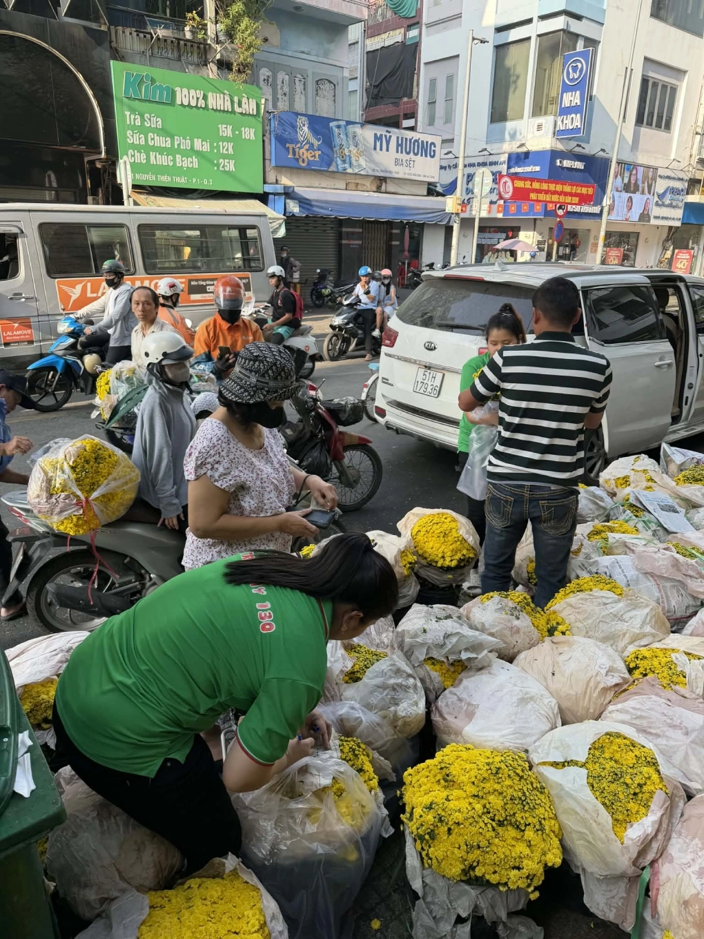 Người dân mua cúc mâm xôi ở phường Bàn Cờ, TP HCM