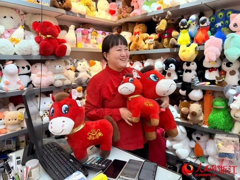 Bà Zhang Huoqing giới thiệu sản phẩm của công ty tại hội chợ thương mại quốc tế Ôn Châu, tỉnh Chiết Giang