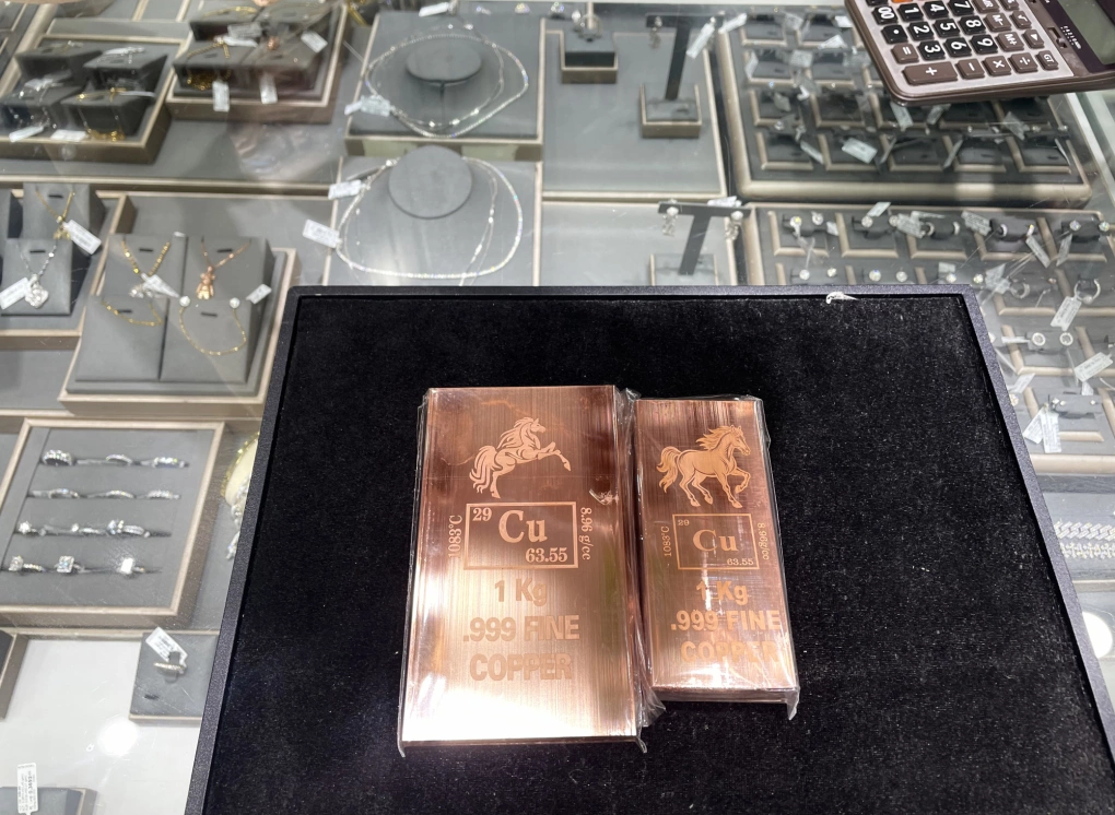 Hai mẫu đồng thỏi đang được bán tại một tiệm vàng trên đường Láng, Hà Nội.