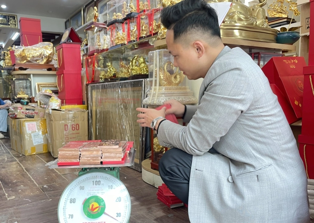 Một khách hàng đang mua đồng thỏi làm quà Tết cho nhân viên