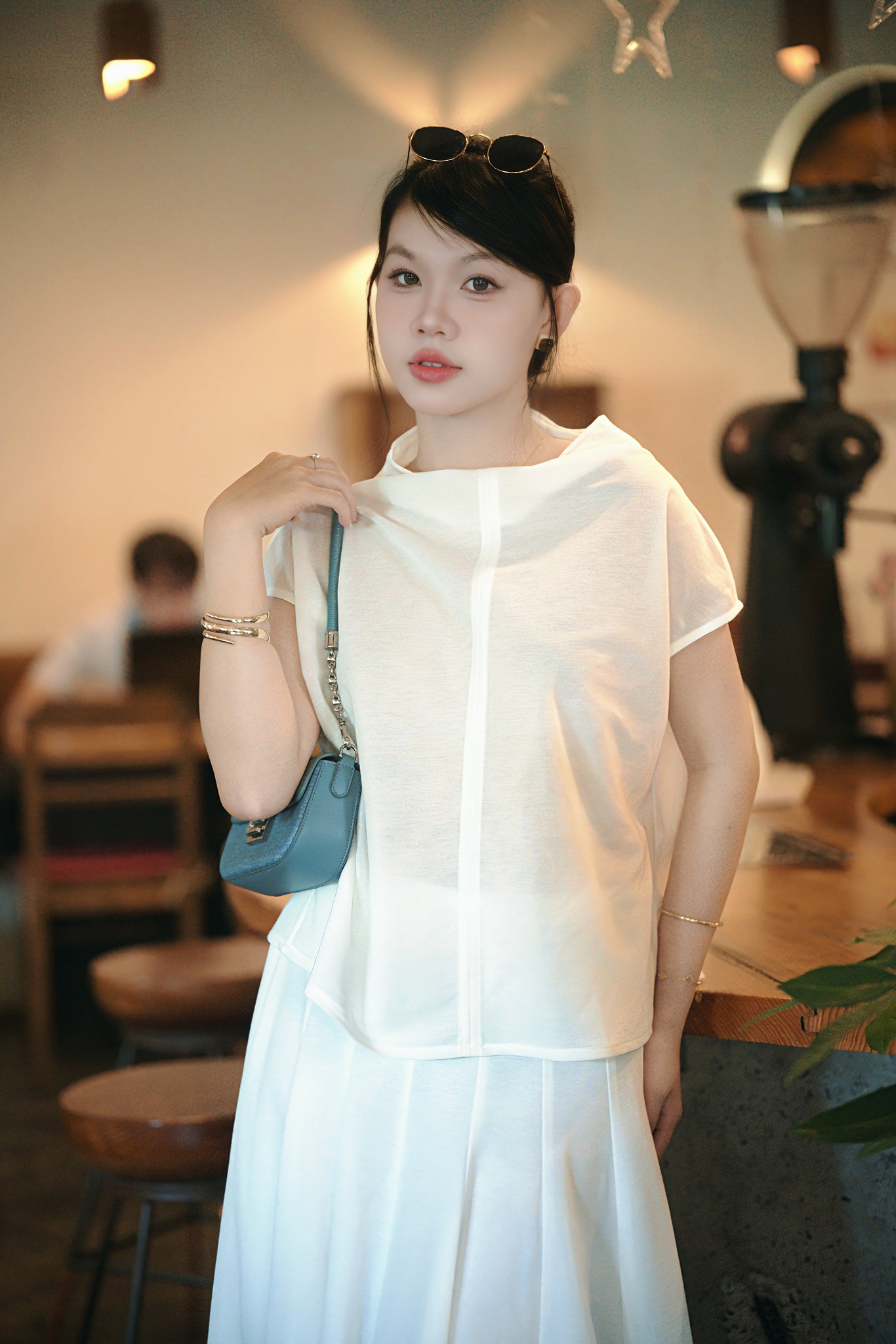 “Đơn sắc nhưng không đơn điệu”