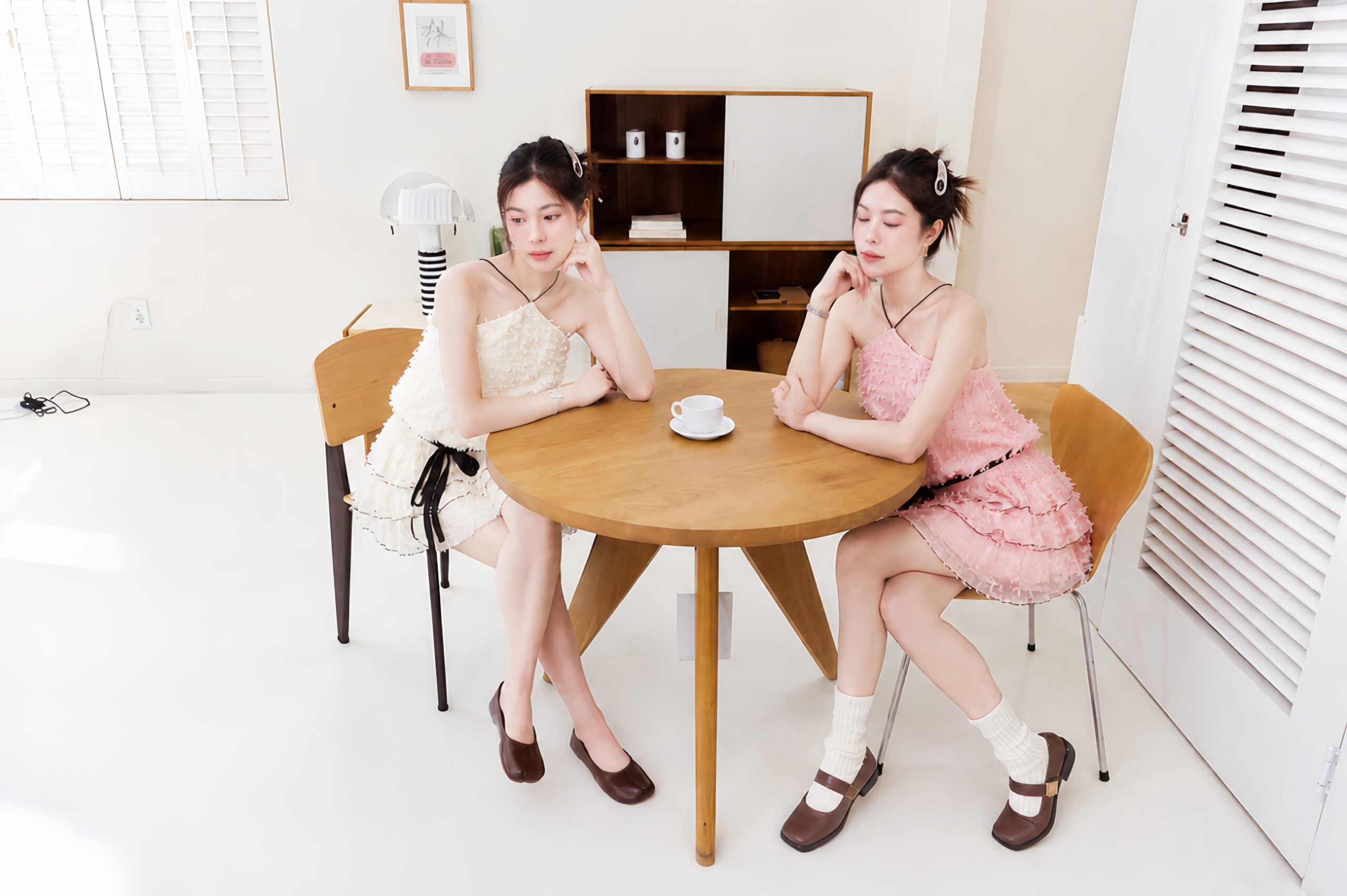 Váy yếm MGRACE mang tinh thần thời trang Gen Z ngọt ngào.