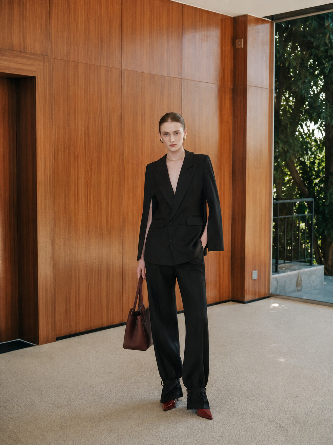 Outfit dự tiệc đẳng cấp với suit cape đen và quần túm gấu từ MGRACE.