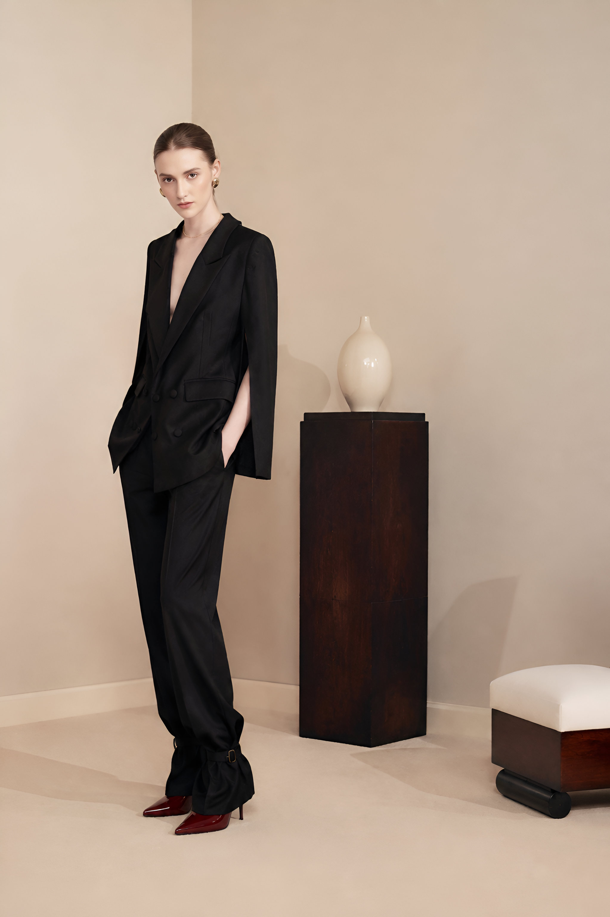 Set suit cape đen – lựa chọn trang phục dự tiệc quyền lực từ MGRACE.