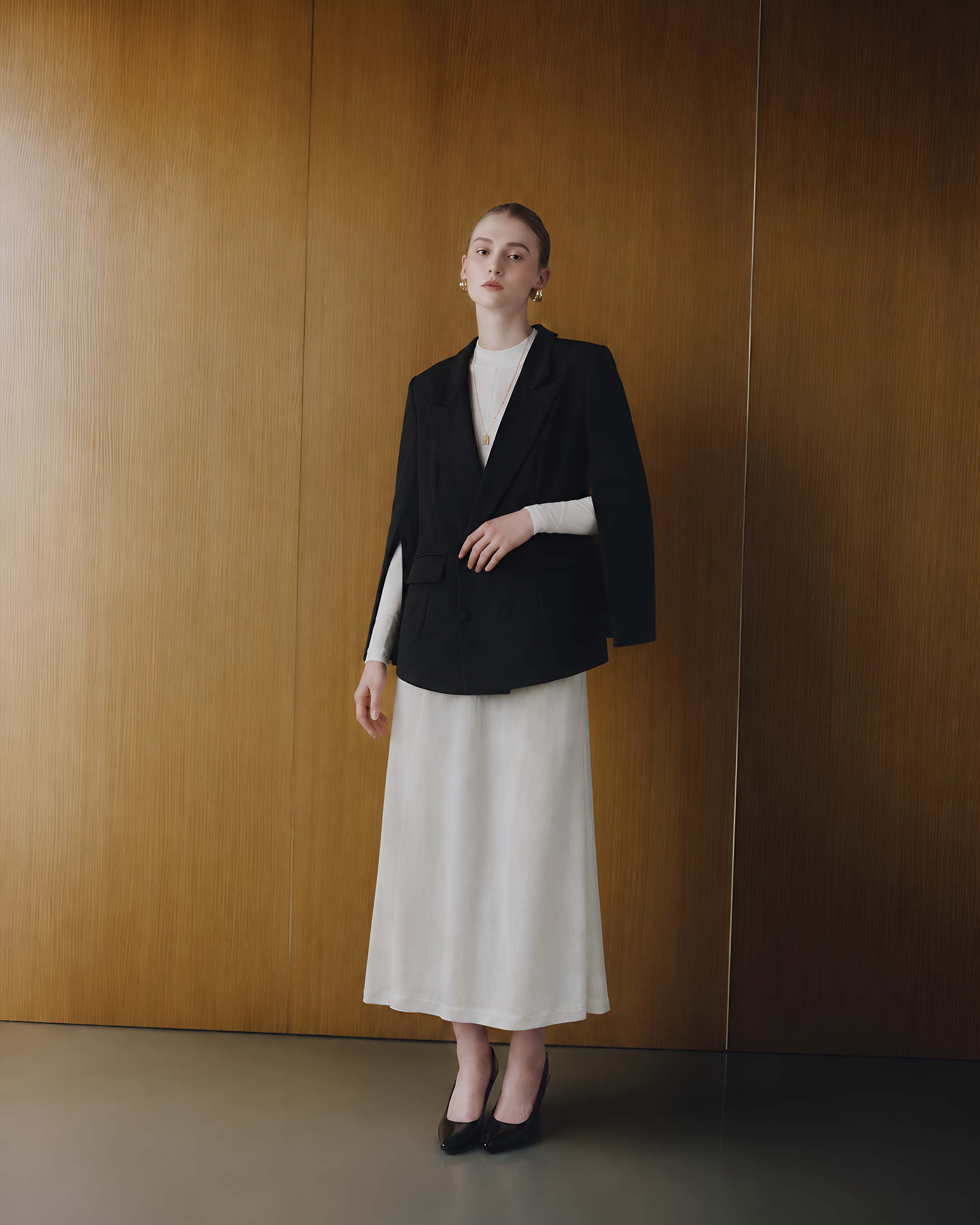 Blazer Đen Và Chân Váy Trắng Sự Cân Bằng Hoàn Hảo